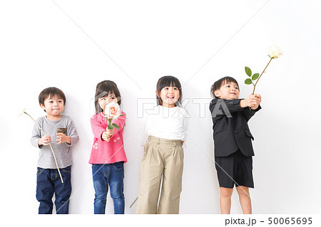 家で遊ぶ子どもたち 50065695