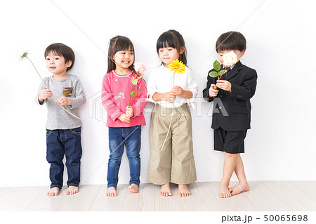 家で遊ぶ子どもたちの写真素材 家で遊ぶ子どもたちの写真素材