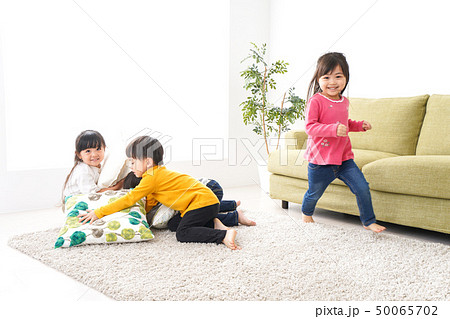 家で遊ぶ子どもたちの写真素材