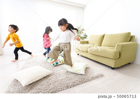 家で遊ぶ子どもたちの写真素材