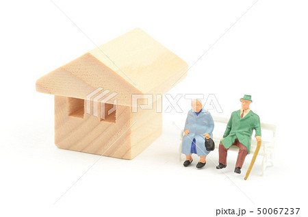 住宅と老夫婦 50067237