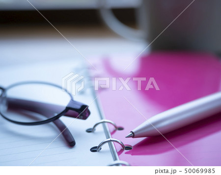 ビジネスイメージ・手帳・メガネ・女性 50069985