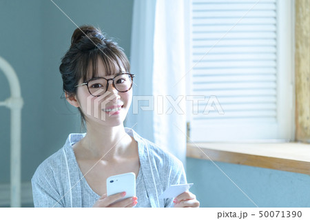 女性　スマホ　カード　ショッピング 50071390