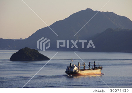 大久野島から見た瀬戸内海の夕暮れ 大久野島から見た瀬戸内海の夕暮れ 50072439