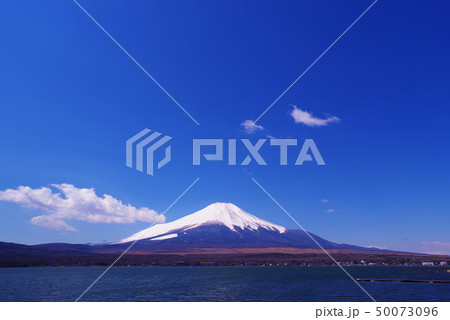 山中湖畔から望む富士山と青い空 50073096