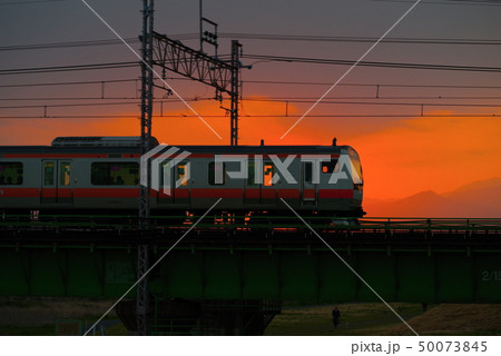 夕暮の多摩川橋梁を通過する中央線 夕暮の多摩川橋梁を通過する中央線 50073845