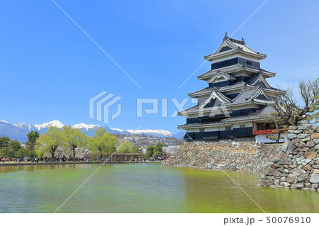 【長野県】桜満開の松本城と北アルプス 【長野県】桜満開の松本城と北アルプス 50076910