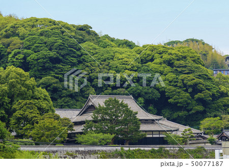平戸松浦氏発祥の地に建つ松浦史料博物館の遠景（長崎県平戸市） 50077187