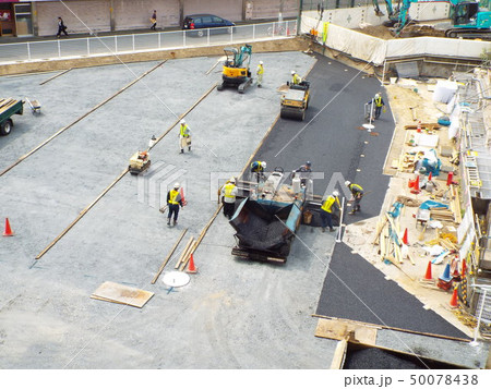 駐車場の舗装工事が進行中です 50078438