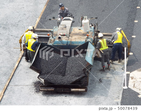 駐車場の舗装工事が進行中です 50078439