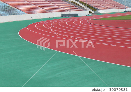 誰もいない陸上競技場の赤いトラックのコーナーの写真素材