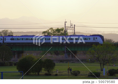中央線多摩川橋梁を通過するE353系 50079580