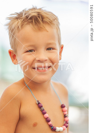 A smiling kid 50080591