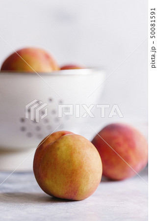 Peaches with colander 50081591