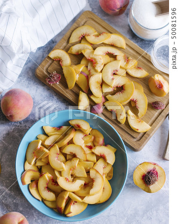 Sliced peaches Sliced peaches 50081596