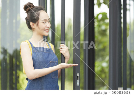 女性 カフェ 店員 女性 カフェ 店員 50083633