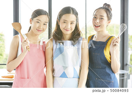 女性　クッキング 50084093