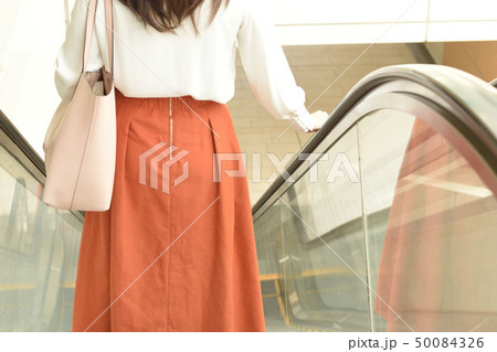 エスカレーターを歩く女性 エスカレーターを歩く女性 50084326