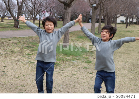 公園で遊ぶ双子 50084471