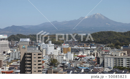 鳥取県米子市の飯山から見た市街地と伯耆富士大山 鳥取県米子市の飯山から見た市街地と伯耆富士大山 50085823