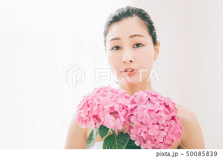 女性とアジサイ 50085839