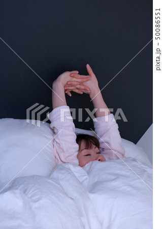 朝起床する女性 50086551