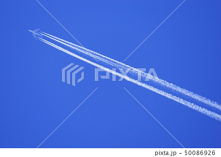 青空を飛行するジャンボジェット機と飛行機雲 50086926