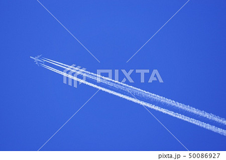 青空を飛行するジャンボジェット機と飛行機雲 50086927
