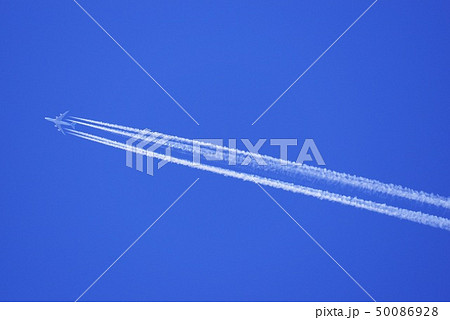 青空を飛行するジャンボジェット機と飛行機雲 50086928