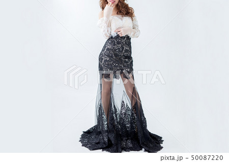 白背景美脚のスタイルがいいレースのドレスを着た綺麗なお姉さんキャバクラスナック水商売 50087220