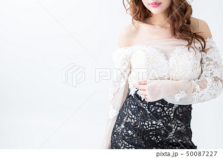 白背景バストアップのスタイルがいいレースのドレスを着た綺麗なお姉さんキャバクラスナック水商売 50087227