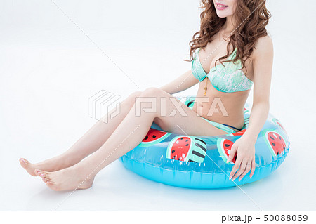 白背景にスタジオ撮影浮き輪に水着姿の茶髪の綺麗な女性キャバクラ夏 白背景にスタジオ撮影浮き輪に水着姿の茶髪の綺麗な女性キャバクラ夏 50088069