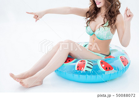 白背景にスタジオ撮影浮き輪に水着姿の茶髪の綺麗な女性キャバクラ夏 50088072