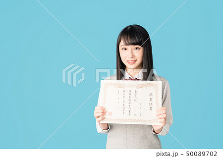 卒業証書を持つ女子高生 50089702