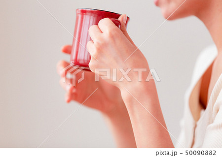マグカップを持つ手 女性の写真素材
