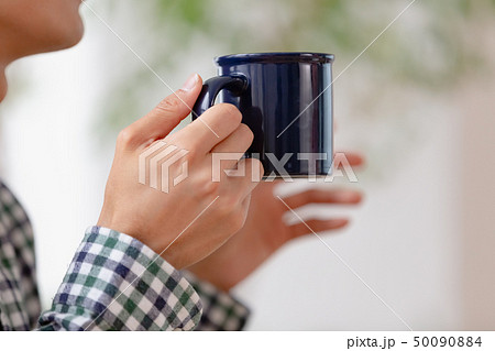 マグカップを持つ手 男性 マグカップを持つ手 男性 50090884