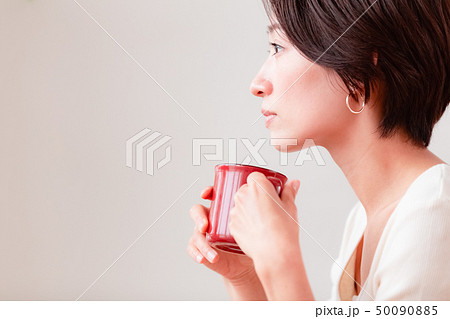 視線の先を見つめる女性 50090885