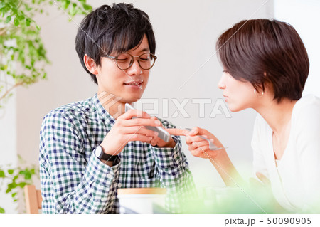 スマホを見る夫婦　カップル 50090905
