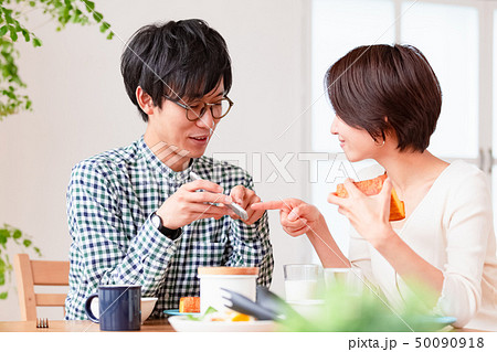 スマホを見る夫婦 カップル スマホを見る夫婦 カップル 50090918