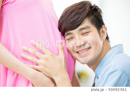 pregnant couple expecting baby 50092361