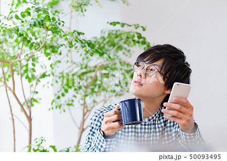 朝食シーン　スマホを見る男性 50093495