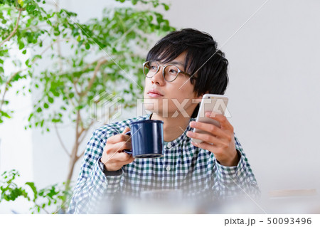 朝食シーン　スマホを見る男性 50093496