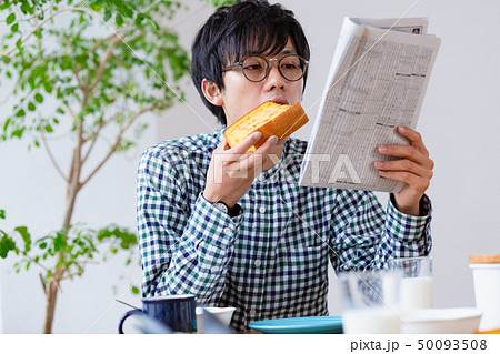 朝食シーン　新聞を読む男性 50093508