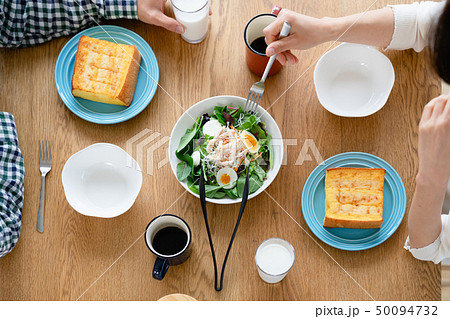 2人の朝食　洋食　俯瞰 50094732