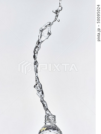 ペットボトルから勢いよく飛び出す水しぶき 50095024