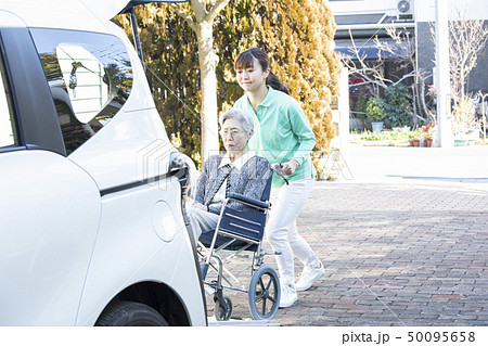 福祉車両に車椅子の高齢者を乗せるヘルパー 50095658