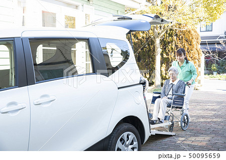 福祉車両に車椅子の高齢者を乗せるヘルパー 50095659