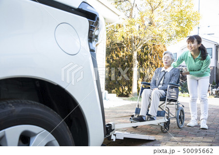 福祉車両に車椅子の高齢者を乗せるヘルパー 50095662