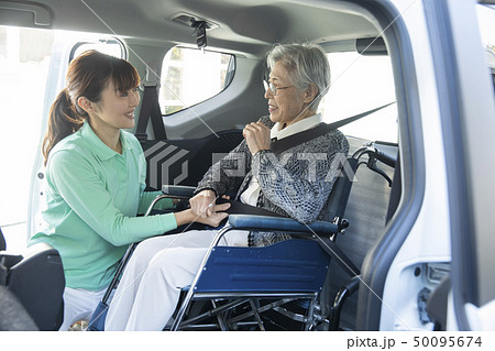 福祉車両に車椅子の高齢者を乗せるヘルパー 福祉車両に車椅子の高齢者を乗せるヘルパー 50095674