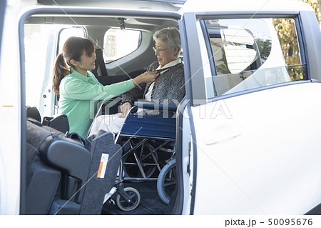 福祉車両に車椅子の高齢者を乗せるヘルパー 福祉車両に車椅子の高齢者を乗せるヘルパー 50095676